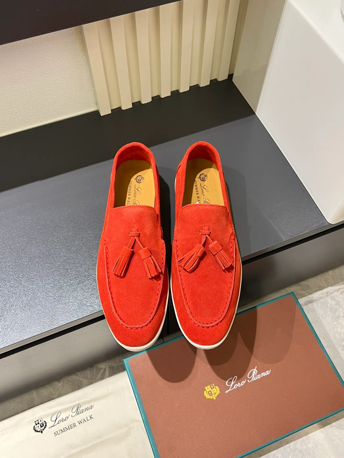 Men's shoes 💰p360 "Loro men's shoes 💰pian'*" Classic L men's shoes for couples 💰p Top version British flat loafers, a must-have item in old money style, the minimalist design is eye-catching and durable, a plus point for dressing The soft foot feel and texture are outstanding. They don’t scratch your feet and are very nice. They are matched with soft and waxy soles. They can be worn daily for a long time without getting tired. They are easy to wear, versatile and classic items, with perfect foot feel and texture! Imported cashmere fabric, the lining is made of imported A-grade water-dyed cow lining, the top version of the genuine leather midsole is sewn with pure handmade mark thread! Size: Female 35-40 (34. Customized) Male 38-44 (45.46. Customized)